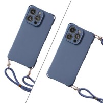 Coque Cordella Bump pour iPhone 14 en bleu orage portée par une femme.