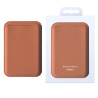 Porte carte MagSafe marron fixé sur un iPhone