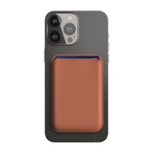 Porte carte MagSafe marron fixé sur un iPhone