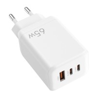 Chargeur 65W avec deux ports USB-C et un port USB-A en blanc