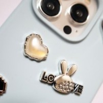 Sticker 3D Pearl Bunny collé sur un smartphone